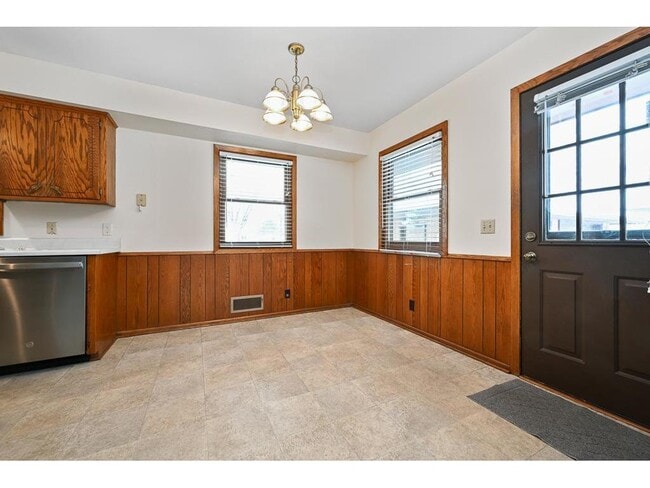 Photo - 10517 Quebec Ave N