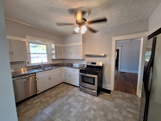Kitchen - 2908 Wurtele Ave