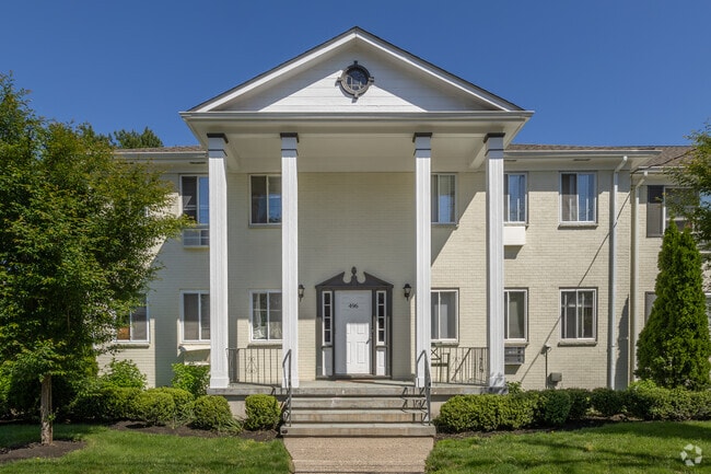 Entrada exterior - Lynn Apartments