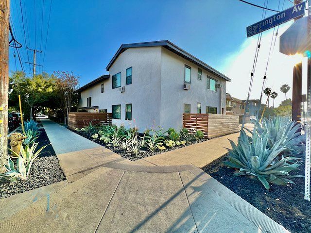 901 S Barrington Ave