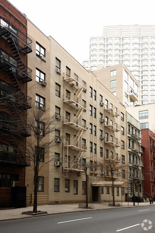 Photo - 34 W 65th St