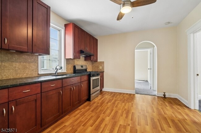 Building Photo - 7 Beekman St Unit 2
