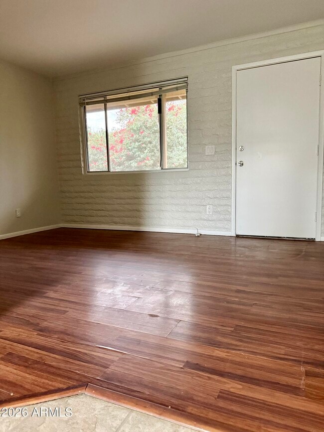 Building Photo - 825 E 5th St