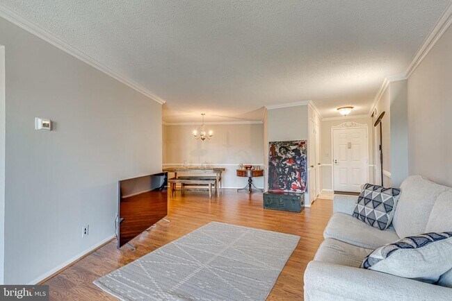 Photo - 5904 Mt Eagle Dr Unidad 903