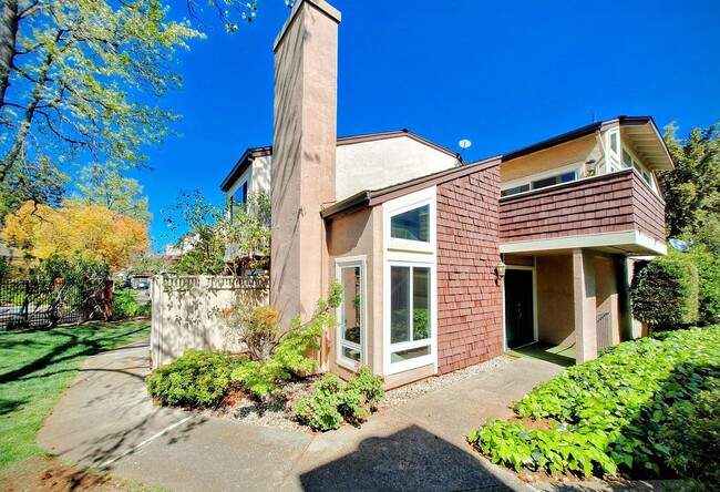 Building Photo - Spacious Two-Story 3bd Townhouse With Priv...