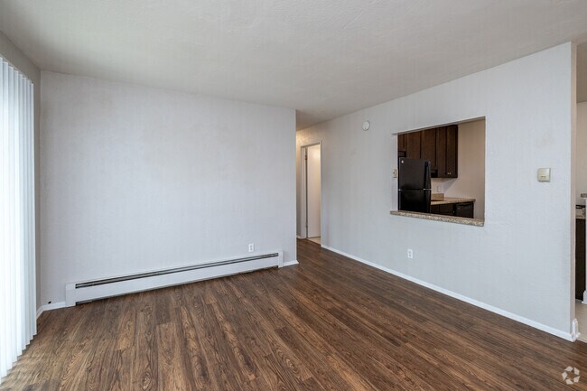 2 habitaciones, 1 baño - 1050 pies cuadrados - Sala de estar - Irvine Park Apts