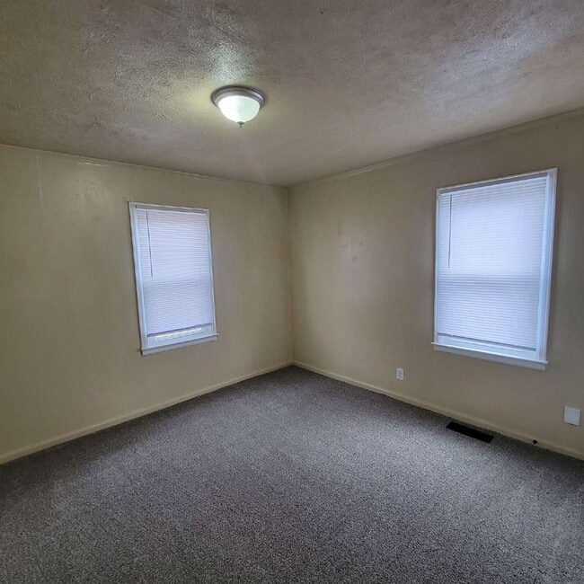 Photo - 2/1 with garage/workshop combo (has working electricity)