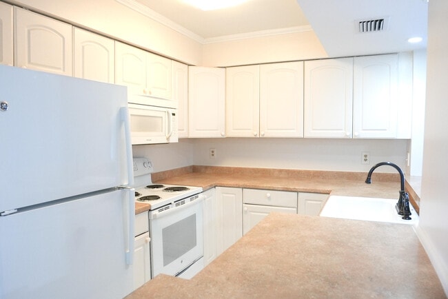 Photo - 2112 S Cypress Bend Dr Unit 404
