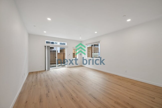 "Brand New Spacious 3-Bed, 3-Bath Townhouse Retreat in Lynnwood - 1,574 Sq Ft of Comfort & Style!"