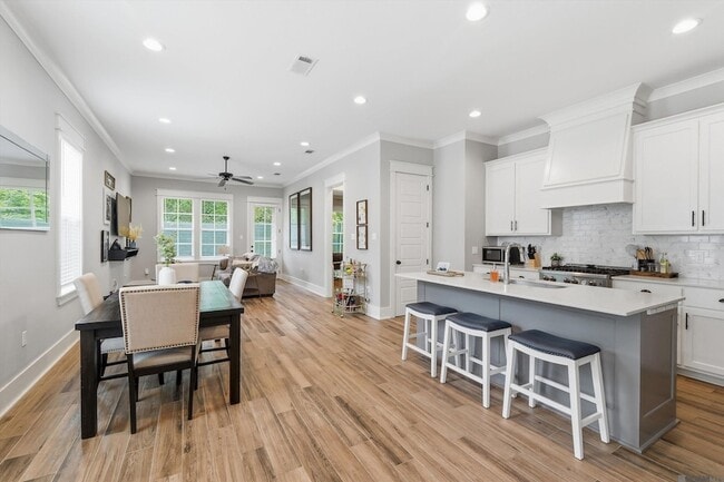 Photo - 305 St Thomas Ln