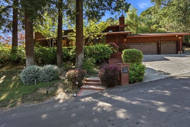 Building Photo - Spectacular 2 story home w/pool in Round Hill Country Club