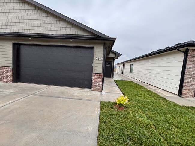 Building Photo - 2113/15 Reece Unit 2115 Reece