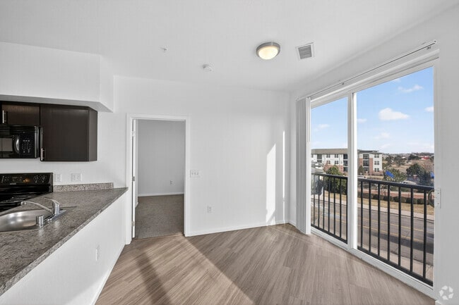 2BR, 2BA, 914SF - Dining Area
