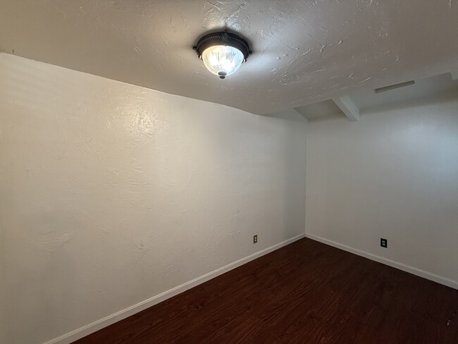 Photo - 422 W 17th St