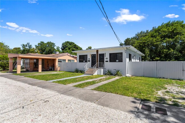 Building Photo - 1040 NW 35th St Unit 1040