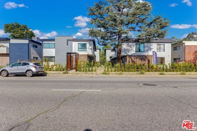 Building Photo - 5722 Woodman Ave Unit 4
