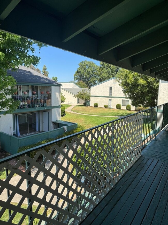 Upstairs two-bedroom 1/12 bath condo avail... - Upstairs two-bedroom 1/12 bath condo avail...