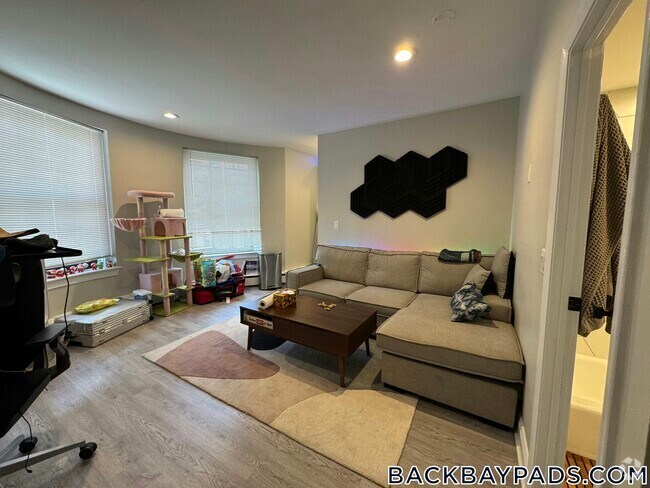 Building Photo - 158 St Botolph St Rental