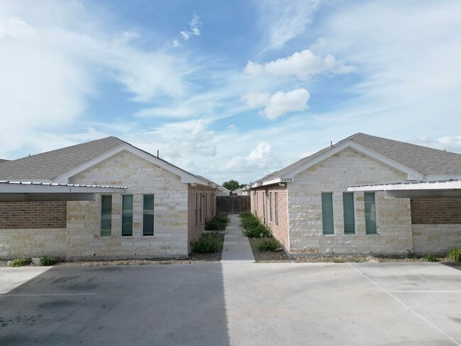 Building Photo - 3B/2B Gated Community, Pet friendly- Edinb... Unit 3 Rental