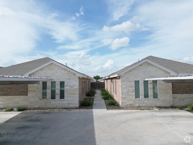 Building Photo - 3B/2B Gated Community, Pet friendly- Edinb... Unit 3 Rental