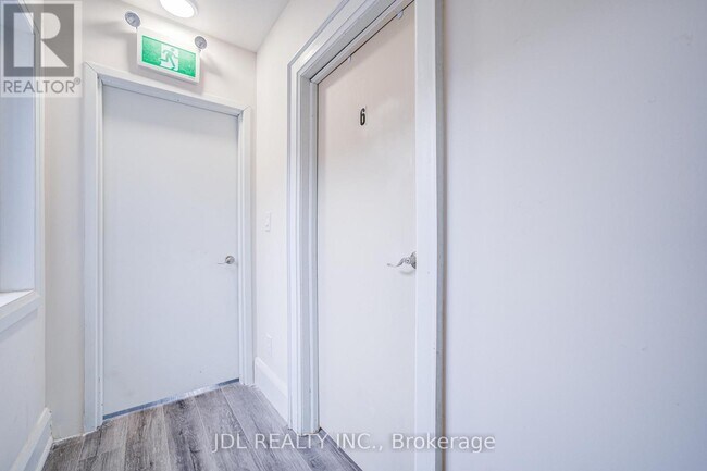 Photo - 5 Sorauren Ave Unité 6