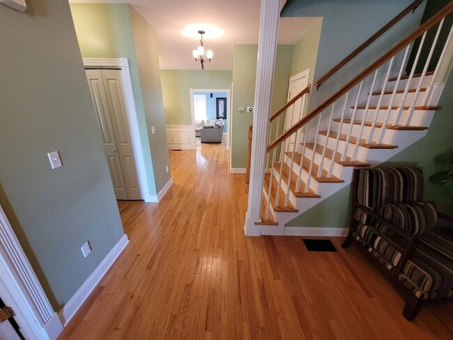 Photo - $4200 - 4 Bed / 2.5 Bath Single Family Home in Merrimack on a Cul-de-sac!