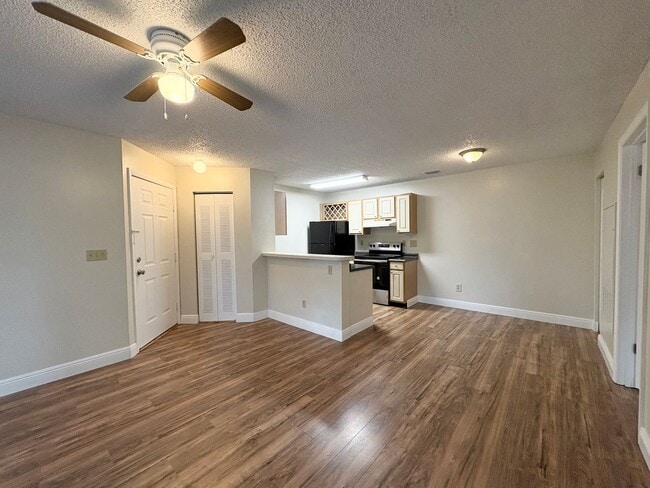 Photo - Lake Mary Condo ~ Fresh Paint, Laminate Flooring, Fantastic Amenities! Unidad 209
