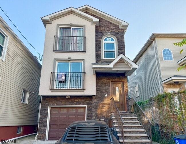 Building Photo - 942 Olive St Unit 1