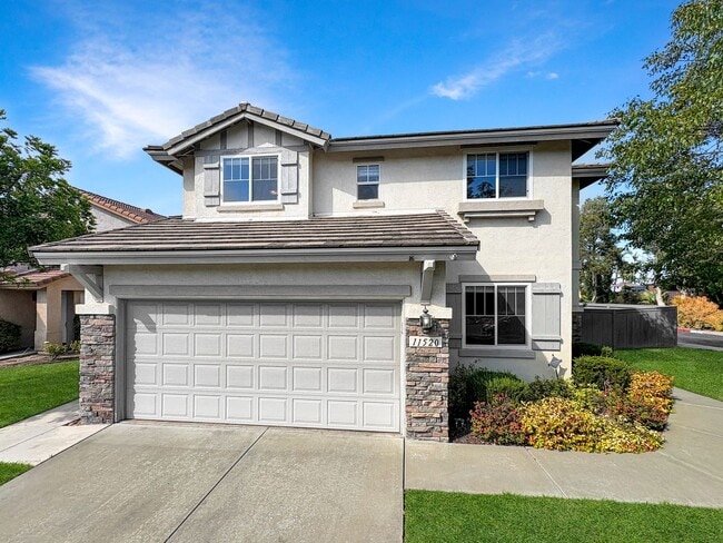 Building Photo - Beautiful 4B/3BA house w/ large backyard i...