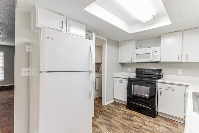 Fairfax Apartments - Kitchen