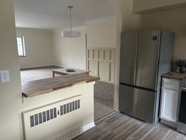 Building Photo - 2411 East Ave Unit 2411-5 East Ave