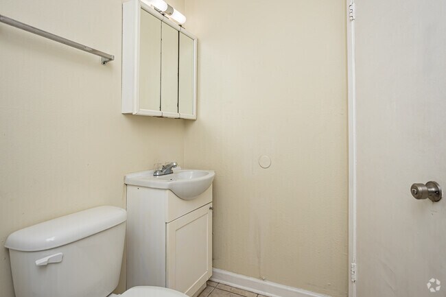 3BR, 2BA Townhouse - 1,100SF - Second Bathroom