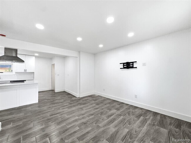 Photo - 2090 Moran Ave