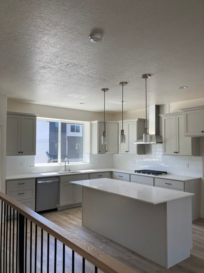 Building Photo - Townhome with Rooftop Balcony in Prime American Fork Location