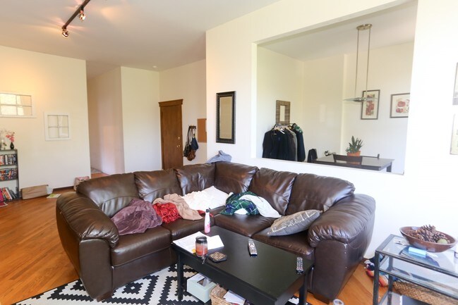 Photo - 731 W Barry Ave