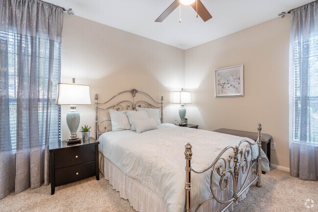 2BR, 2BA - 1065SF - Bedroom