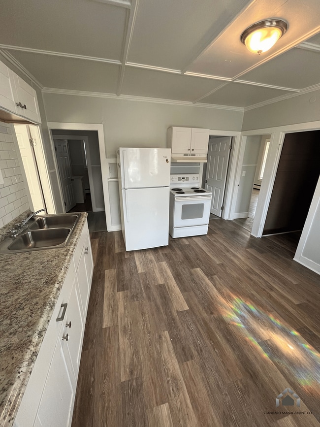 Building Photo - 2 Gray Ave Unit 1