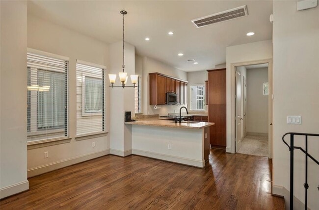 Photo - 2816 Leeland St