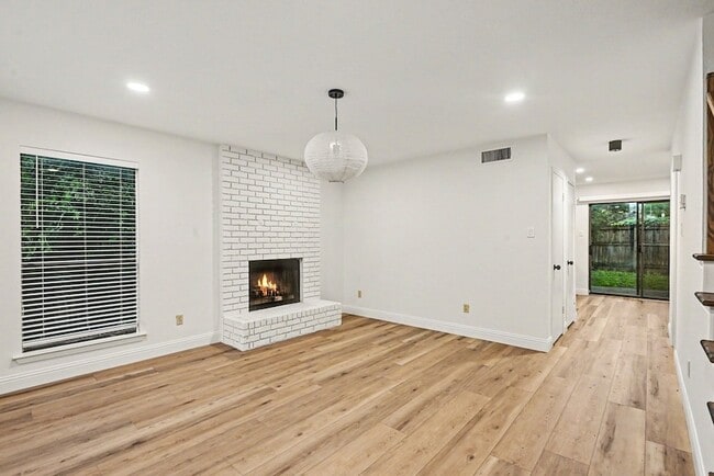 Photo - 2101 Mistletoe Ave