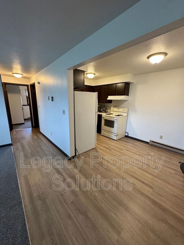 Building Photo - 206 1st St