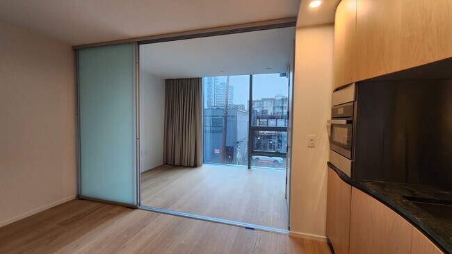 Photo - 401-1568 Alberni St