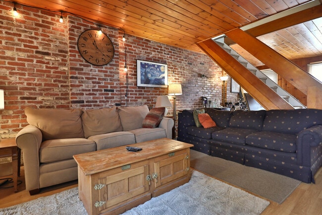 Photo - 204 Baldwin St