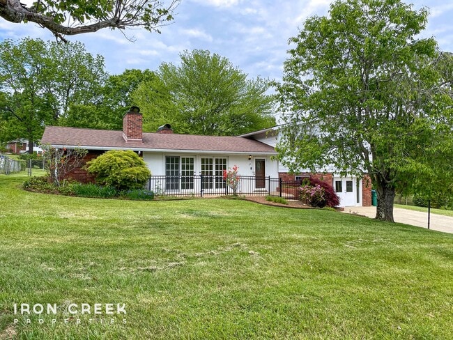 Building Photo - Spacious Three-Bedroom on a Beautiful Lot ... Rental