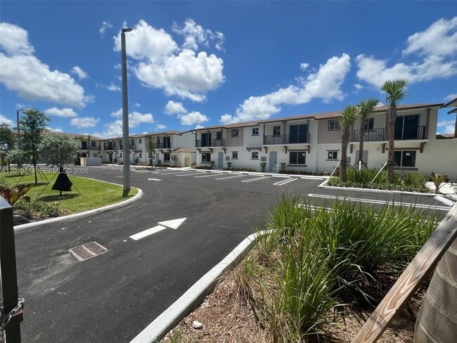Building Photo - 199 N Redland Rd