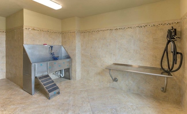 Estación de baño de mascotas - The Courtney at Bay Pines