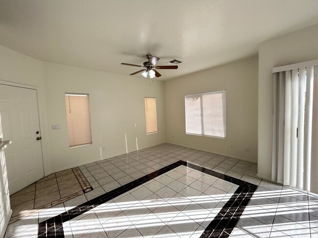 Photo - 3 Bedroom 2 1/2 Bathroom Freshly painted & carpet, Close to Grand Canyon University