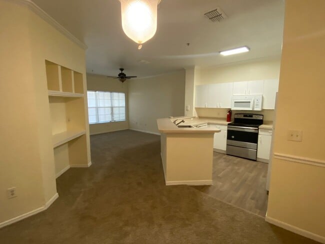 Building Photo - Condo for rent Unit 215
