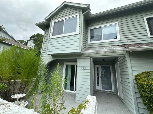 Building Photo - 16 Shadow Moss Pl