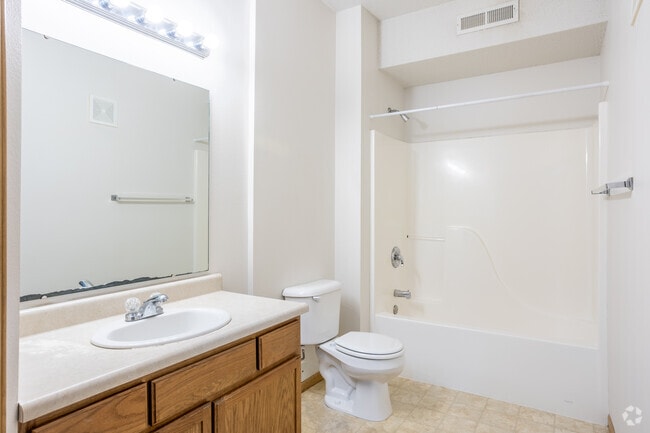 Baño de la planta baja de 2BR, 1BA - 920SF - 926 Harlocke St (IC)