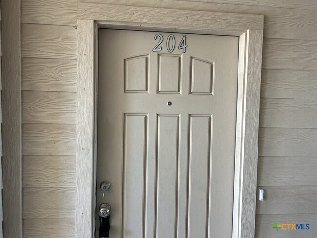 Building Photo - 2710 S Clear Creek Rd Unit 204